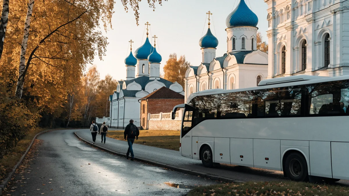 Туристический автобус у белокаменных церквей Суздаля осенним утром, туристы с рюкзаками идут к старому городу