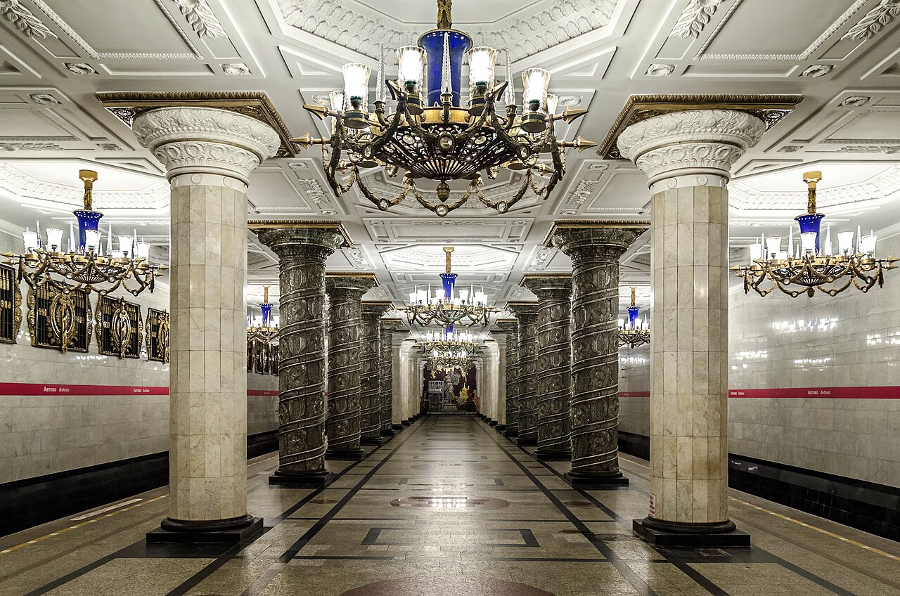 Станция «Автово» петербургского метро: колонны, люстры и мраморный зал.